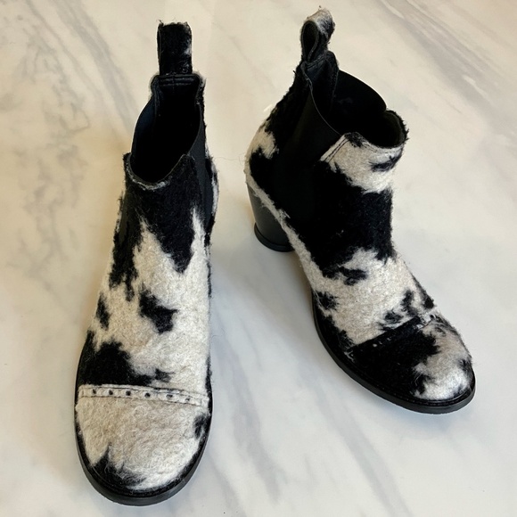 John Fluevog x Anna Sui Faux Furry Cow Print Booties US 9.5 EU 40 WITH BOX - Picture 3 of 9